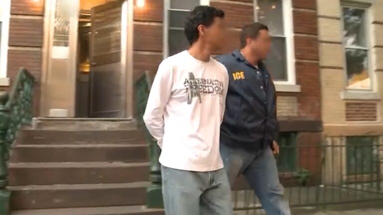 Informe: ICE Detiene a Casi 75,000 Personas Sin Antecedentes Criminales en Operativos Migratorios