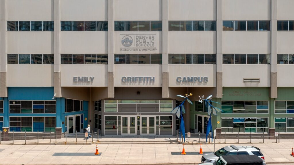 Distrito Escolar de Denver Refuerza su Infraestructura con la Compra de Estacionamiento en Uptown