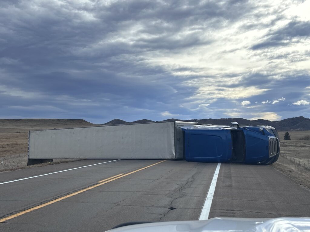 Vientos Fuertes en Colorado: Tráilers Volcados y Cierres de Carreteras