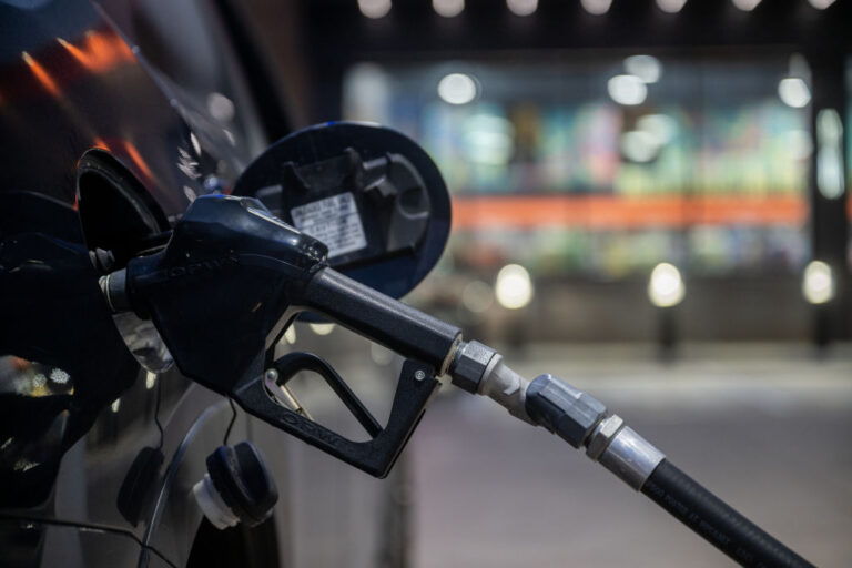 Los Precios de Gasolina en Colorado Alcanzan Niveles Históricos de Ahorro para los Conductores