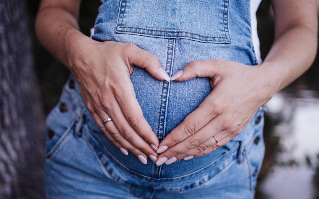 Mujer Sorprendida al Darse Cuenta que Estaba Embarazada y Dar a Luz a un Bebé en su Abdomen