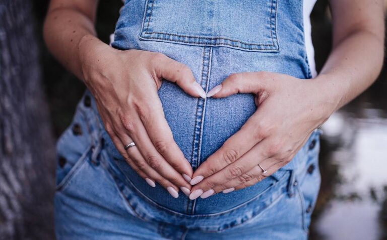 Mujer Sorprendida al Darse Cuenta que Estaba Embarazada y Dar a Luz a un Bebé en su Abdomen