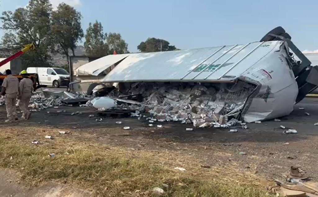 Tráiler Volcado en Ruta a Zapotlanejo: Pastores de Cervezas Generan Rampiña