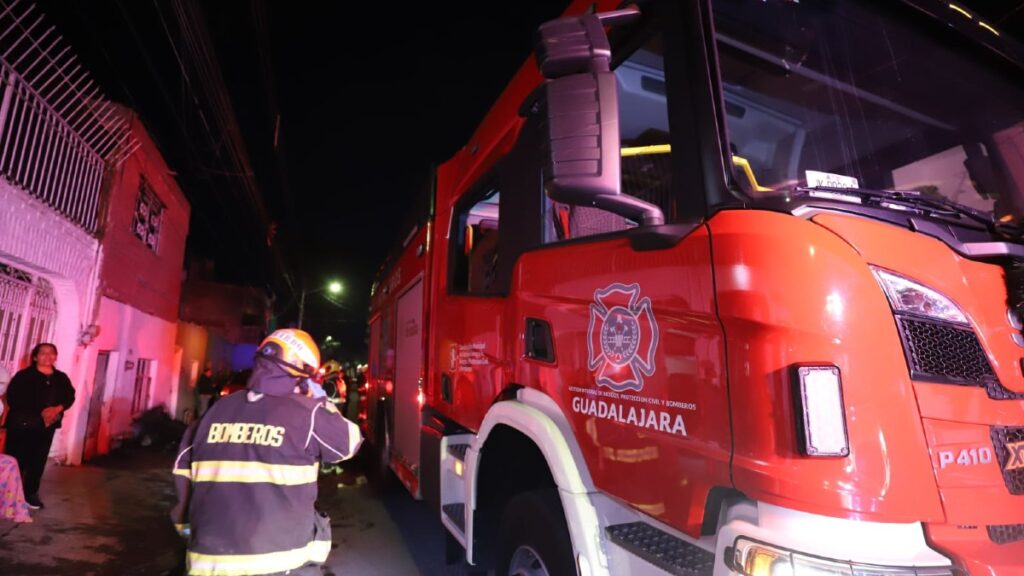 Incendio en Guadalajara: Dos Adultos Mayores con Quemaduras Graves y Vecinos Intoxicados