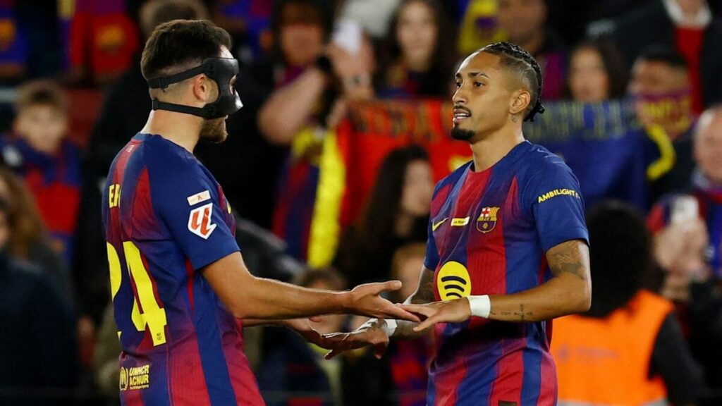 Raphinha brilla con doblete mientras Barcelona lidera la liga tras vencer a Osasuna