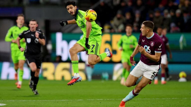 Fulham Rompe su Mala Racha en la Premier League frente a Burnley; Desempeño de Raúl Jiménez