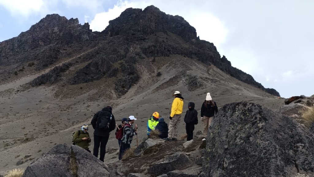Rescate de Paseantes y Emergencia Médica en el Nevado de Colima: Un Servicios Vital
