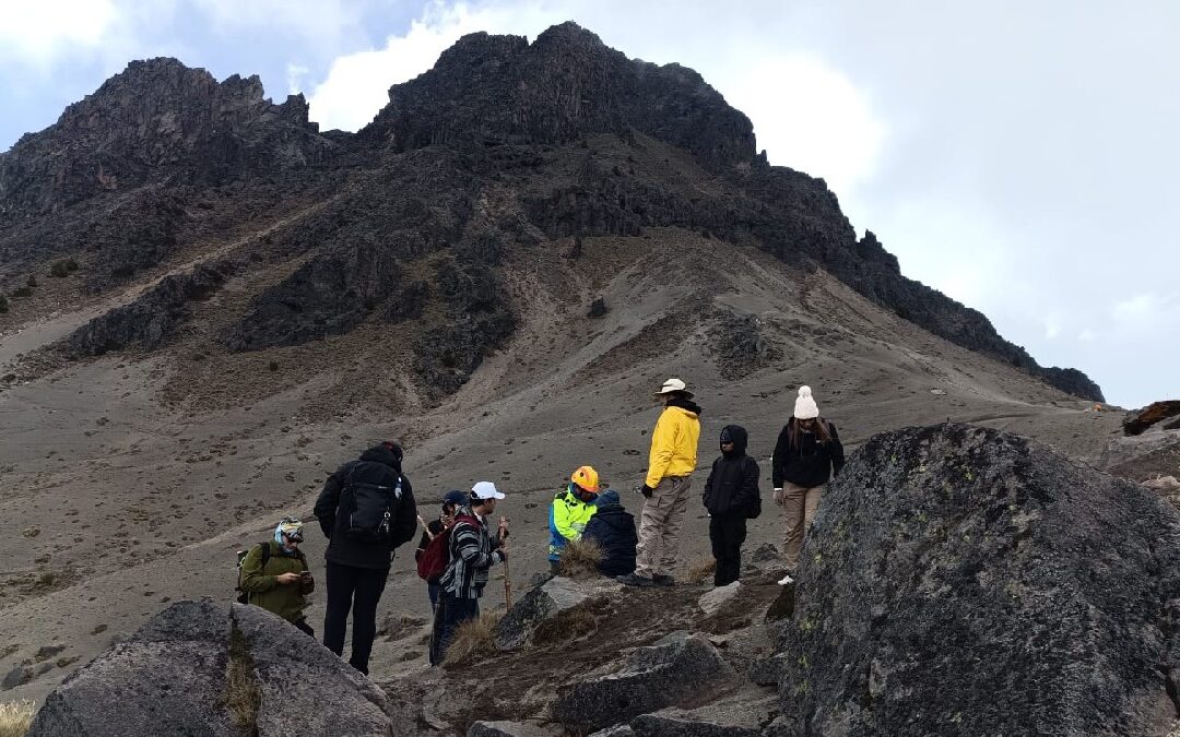 Rescate de Paseantes y Emergencia Médica en el Nevado de Colima: Un Servicios Vital
