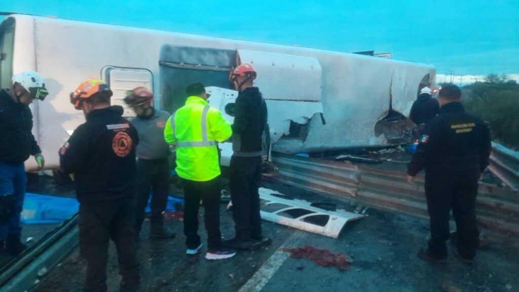 Trágica volcadura de camión de pasajeros en Apodaca deja muertos y lesionados