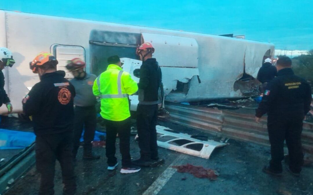 Trágica volcadura de camión de pasajeros en Apodaca deja muertos y lesionados