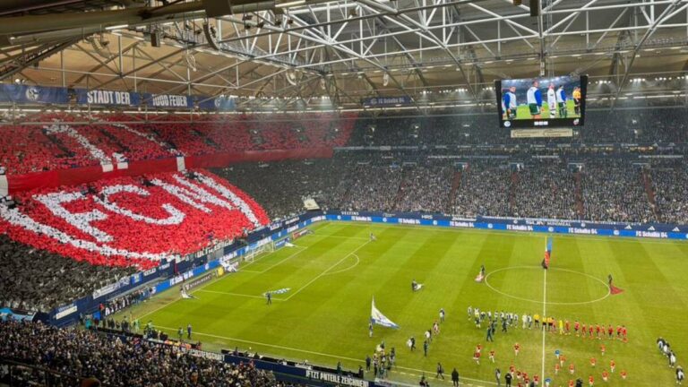 Aficionados del Schalke 04 Honran al Nürnberg con un Espectacular Mosaico en la Bundesliga 2