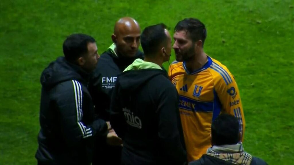 André-Pierre Gignac Se Enfrenta a Luis Santander en la Final de Vuelta | VIDEO Impactante