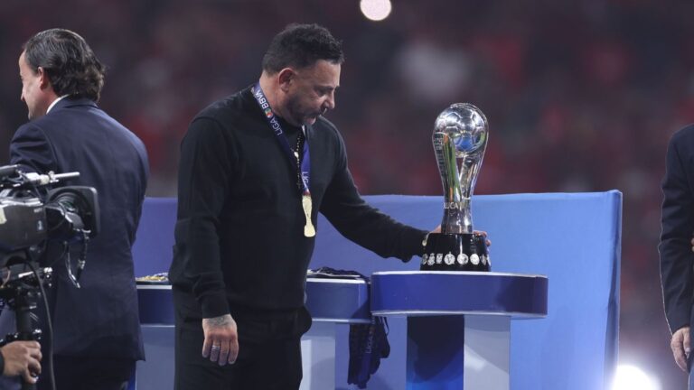Antonio Mohamed: Historia de un Entrenador Exitoso en Liga MX con Múltiples Títulos