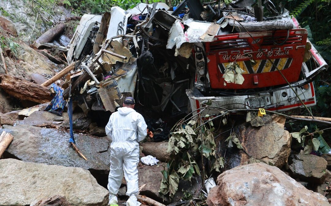 Tragedia en el Viaje de Graduación: 16 Estudiantes mueren tras Caer un Autobús a un Abismo