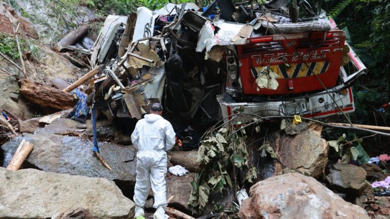 Tragedia en el Viaje de Graduación: 16 Estudiantes mueren tras Caer un Autobús a un Abismo