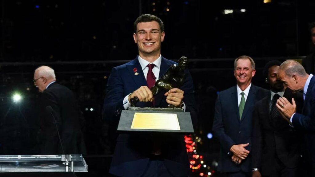 Fernando Mendoza: El Primer Jugador Cubano en Ganar el Trofeo Heisman