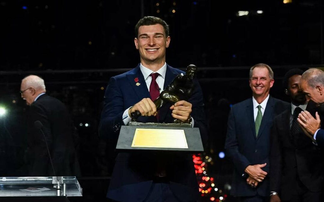 Fernando Mendoza: El Primer Jugador Cubano en Ganar el Trofeo Heisman