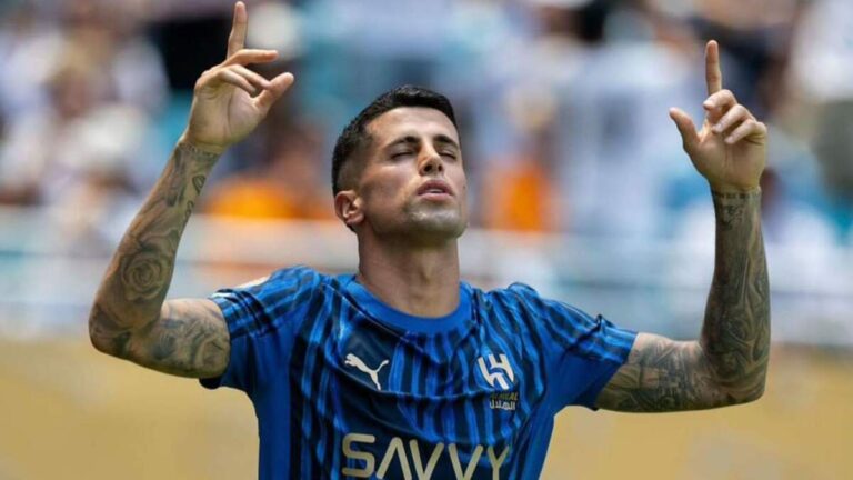 Joao Cancelo agrede a un aficionado durante un vuelo: ¡Mira el video!