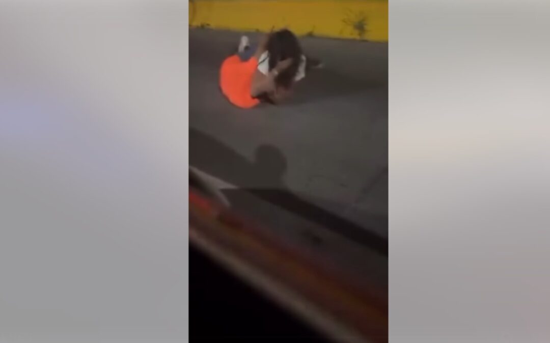 Impactante Pelea en Plaza Patria: Mujer y Hombre se Enfrentan en Zapopan | VIDEO Viral
