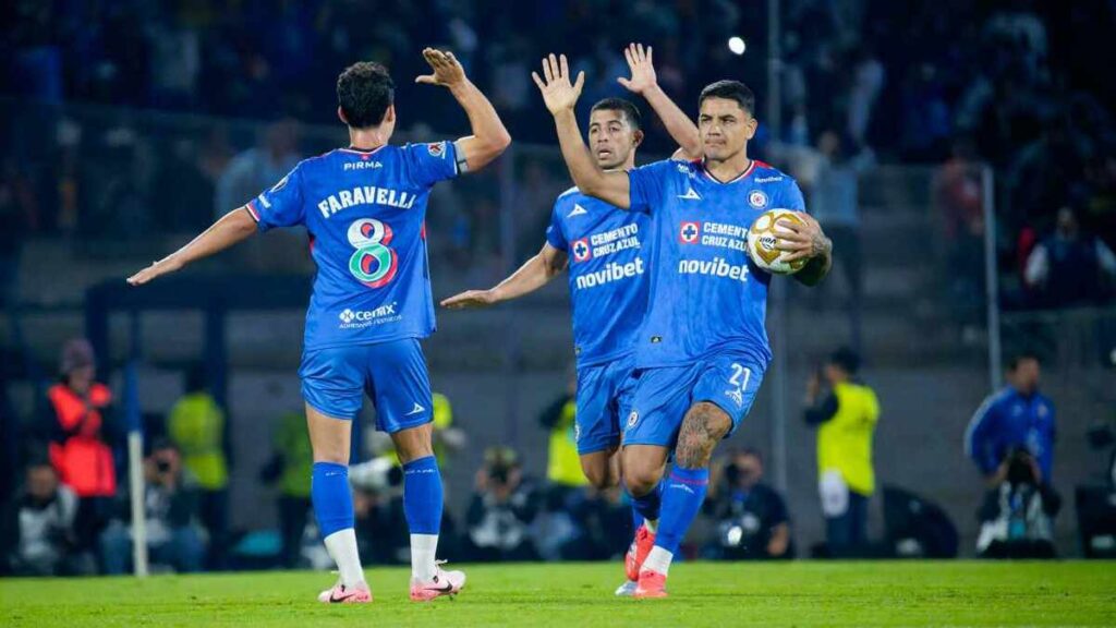 Refuerzo de Cruz Azul: Delantero Sudamericano Apunta a la Nueva Temporada