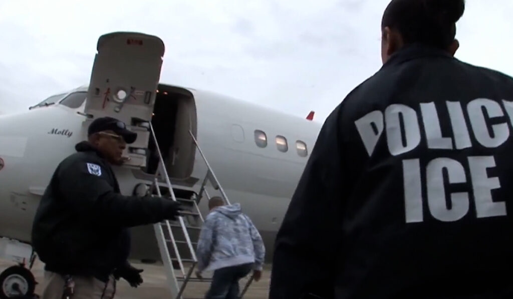 Controversia por la Campaña Navideña de Auto Deportación del DHS