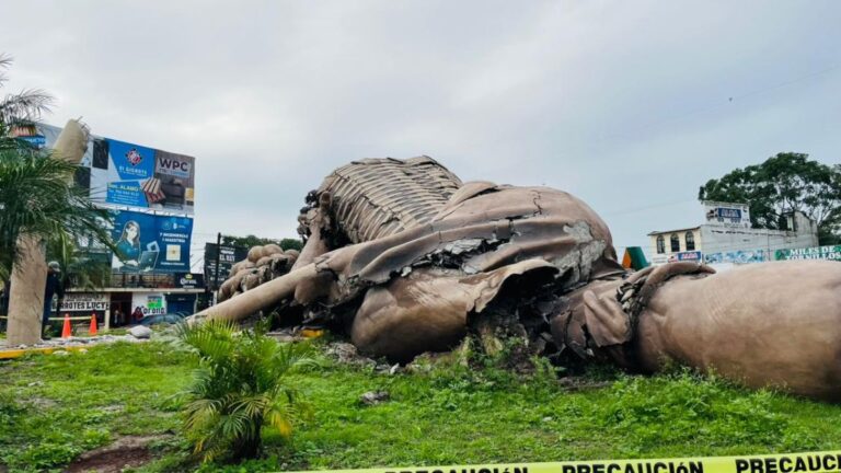 El colapso del monumento al Colotero en Álamo Temapache por inundaciones: un desastre natural impactante