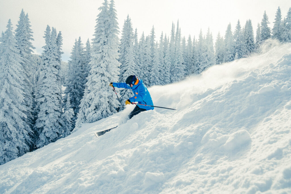 Tormentas invernales traen hasta 20 pulgadas de nieve a las montañas de Colorado antes de Navidad