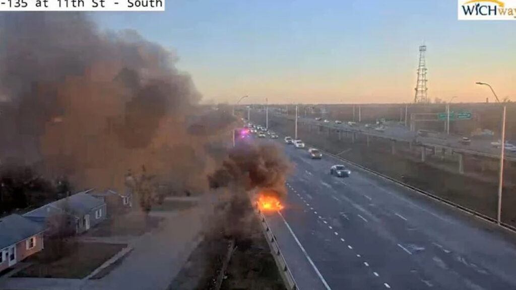 Extinción Exitosa de Incendio Vehicular en la I-135 de Wichita