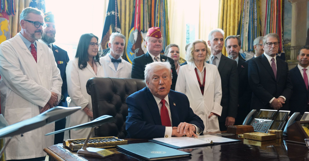 Trump firma orden ejecutiva para la reclasificación de la marihuana y su uso médico en Estados Unidos