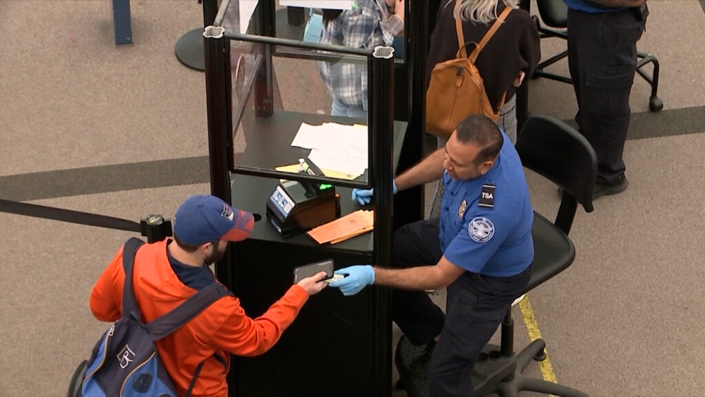 ICE usa listas de pasajeros para detectar órdenes de deportación en vuelos