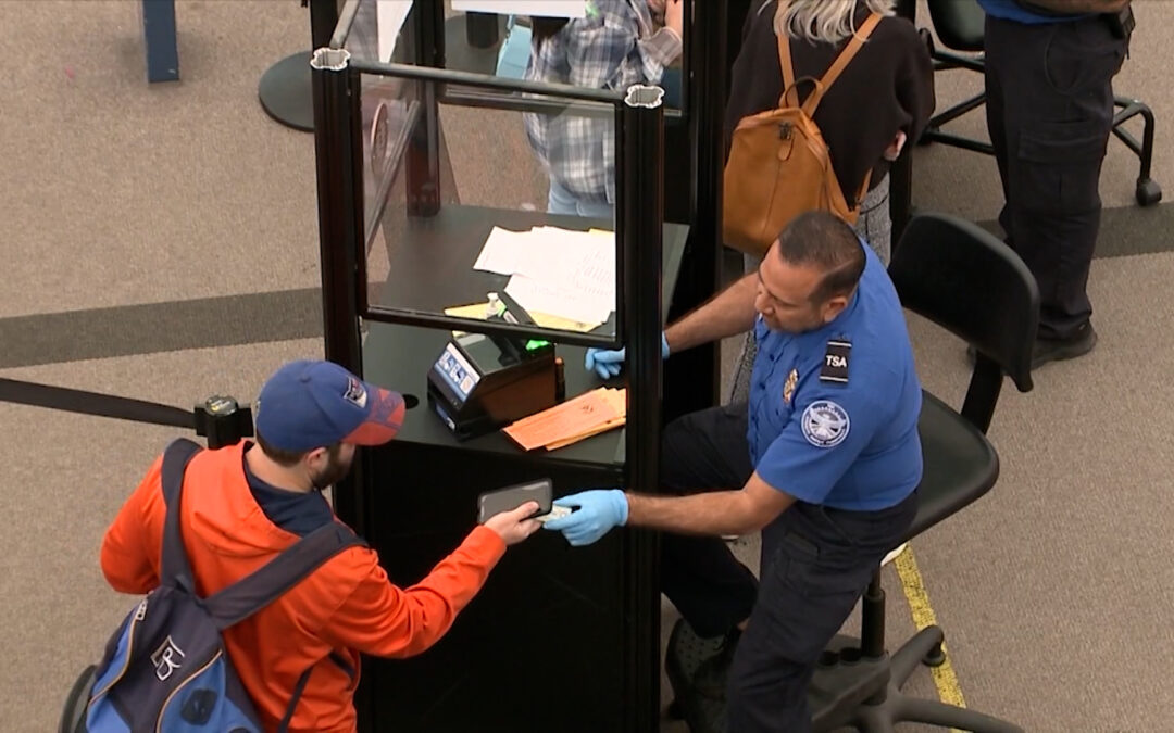 ICE usa listas de pasajeros para detectar órdenes de deportación en vuelos