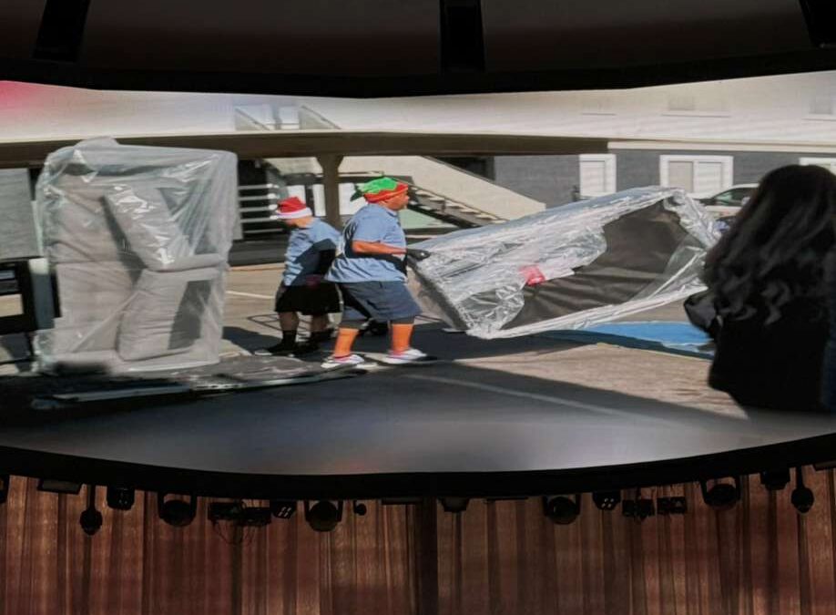 30 Familias en Situación de Vulnerabilidad de Las Vegas Reciben Regalos y un Hogar Completo esta Navidad