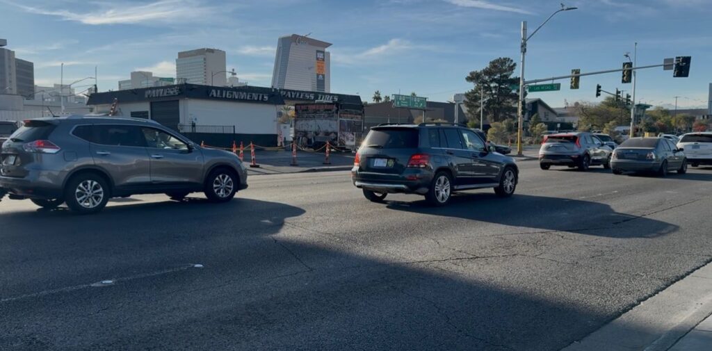 Accidente en Las Vegas: Dos Hospitalizados Tras Choque Contra Puesto de Tacos