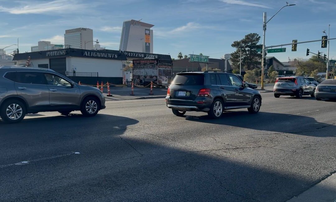 Accidente en Las Vegas: Dos Hospitalizados Tras Choque Contra Puesto de Tacos