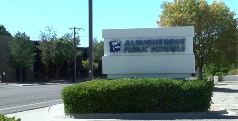 Escuelas Públicas de Albuquerque Aprueban Más de 4 Millones de Dólares en Detección de Armas para Reforzar la Seguridad Escolar