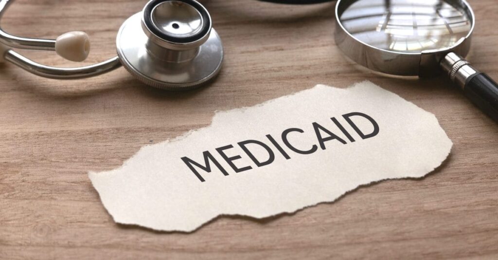 Pagos de Medicaid a fallecidos: Se revelan $207 millones en errores críticos en salud