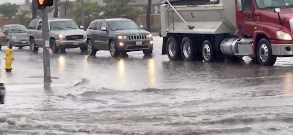 Inundaciones Repentinas Causan Cierre de Calles en Palm Springs