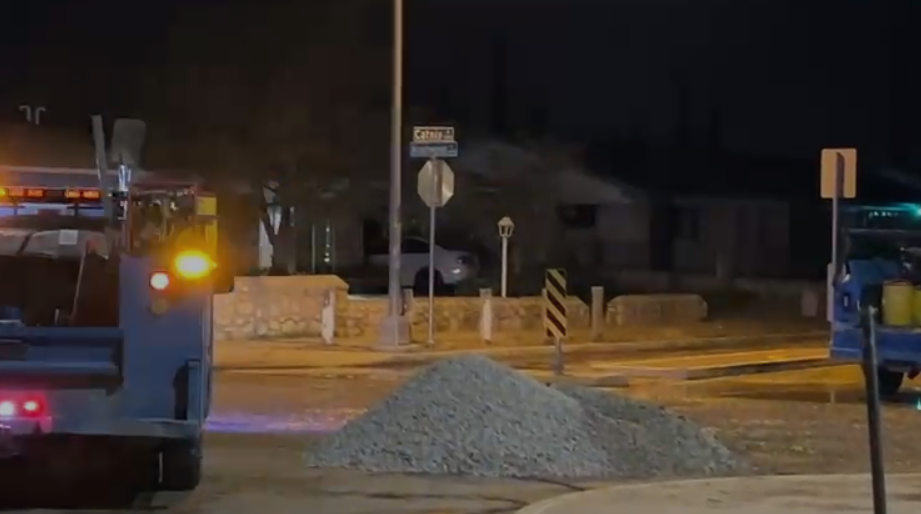 Cierre de Vialidad en Montwood por Socavón Provocado por Ruptura de Línea de Agua