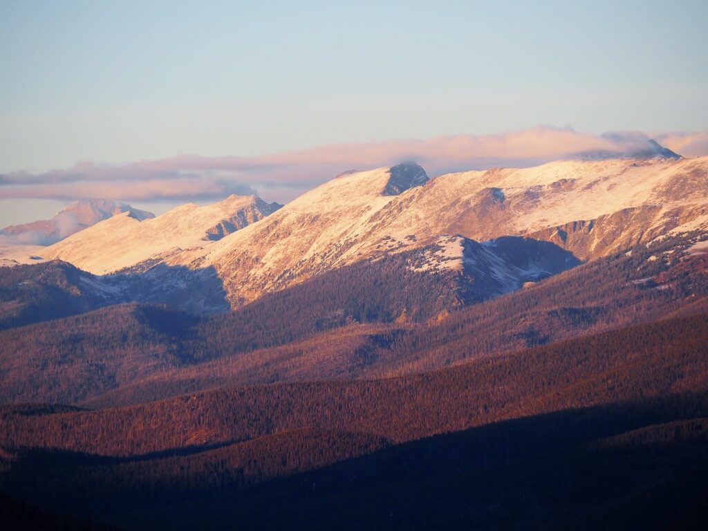 Estaciones de Esquí en Colorado: Temporada Invernal 2025-26 con Nieve Acumulada por Debajo de 70 Pulgadas