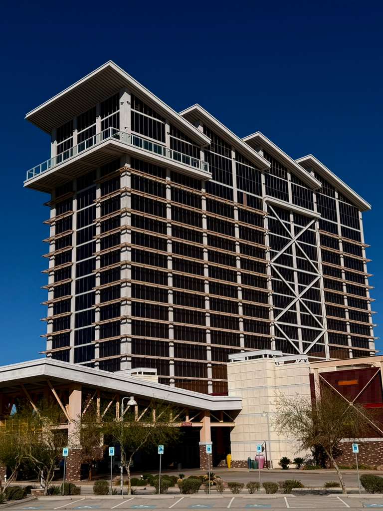 Demolición del Eastside Cannery: Un Nuevo Futuro para Boulder Strip