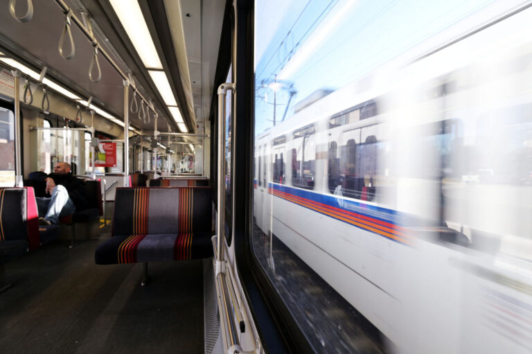 Caída de usuarios en el transporte RTD de Denver persiste, desafiando el desarrollo orientado al tránsito