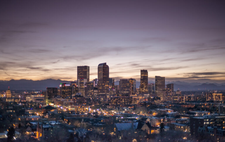El salario mínimo de Denver aumentará a $19.29 en 2026: ¿Cómo impactará a trabajadores y empleadores?