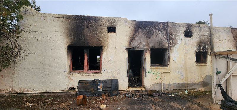 Bomberos Controlan Incendio en Casa Abandonada en Las Cruces – ¡Sin Lesionados!