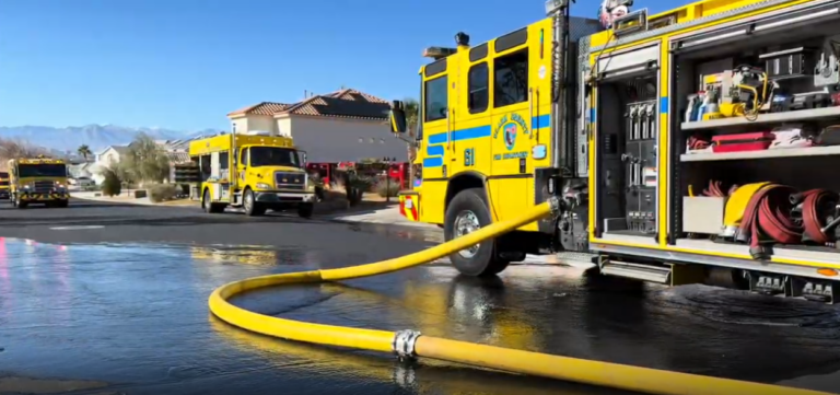 Tragedia en Las Vegas: Incendio Residencial Causa Colapso de Techo y Deja Bomberos Heridos