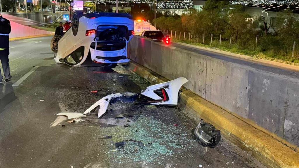 Accidente Impactante: Joven de 17 Años Vuelca su Auto en Avenida Leones en Monterrey