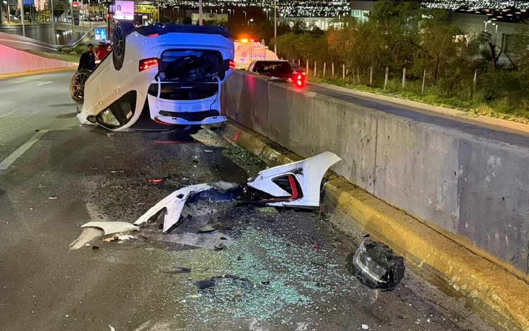 Accidente Impactante: Joven de 17 Años Vuelca su Auto en Avenida Leones en Monterrey