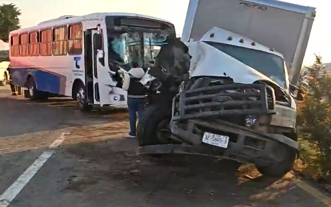 Accidente de tráfico: Choque múltiple en la Carretera Guadalajara-Colima deja 18 lesionados, incluida una mujer embarazada