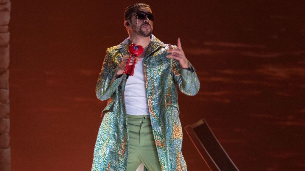 Bad Bunny podría enfrentar multa por tocar pieza arqueológica en el Museo de Antropología