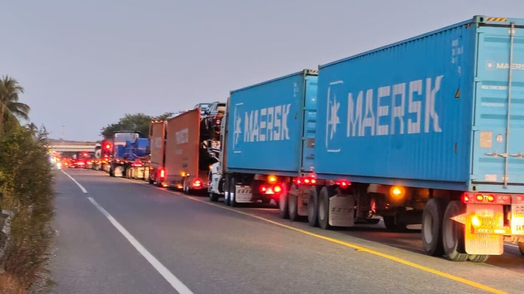 Cierre de la Autopista Siglo XXI: Impacto en el Transporte de Carga y Crisis en Puerto Lázaro Cárdenas