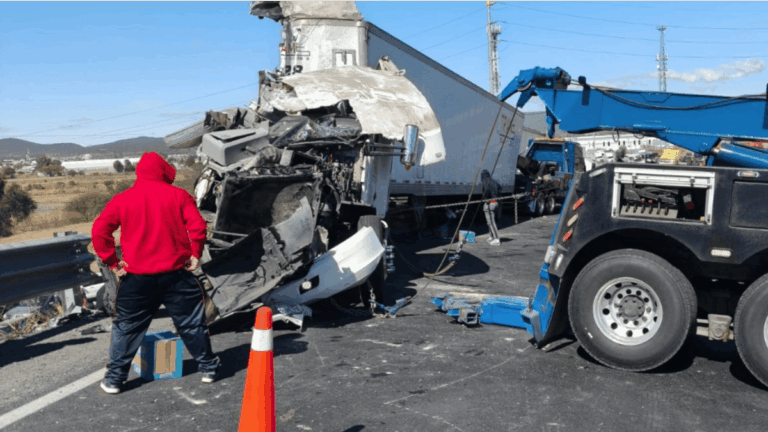 Accidente: Volcadura de tráiler con productos de limpieza en carretera Querétaro-San Luis Potosí causa rapiña